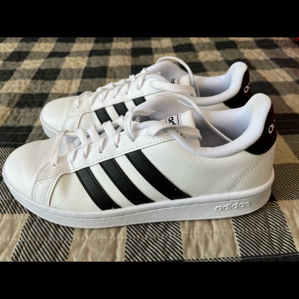 Adidas Women’s Grand Court Shoe sz 8.5. Cloud White/Core Black.